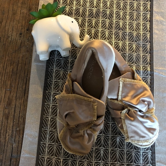 J/Slides Champagne Oversized Bow Sneakers 8 - Picture 1 of 7